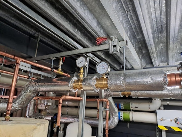 Flow control in heat pumps