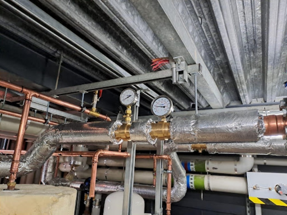 Flow control in heat pumps